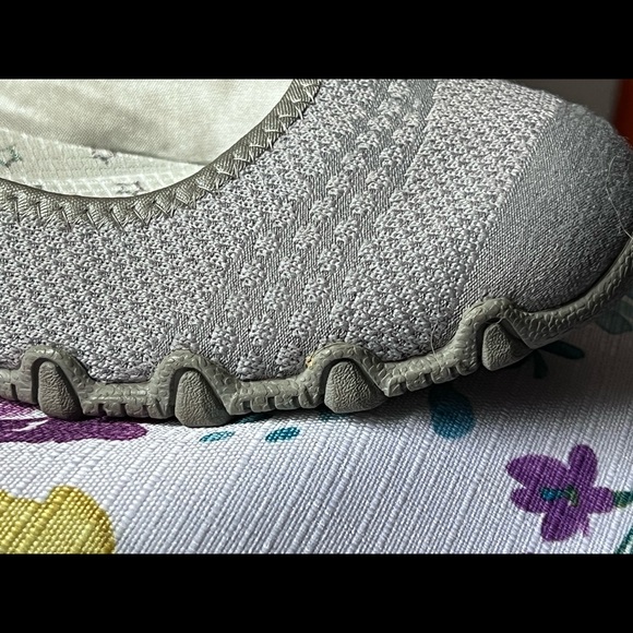 Sketchers Size 7 - Picture 3 of 12